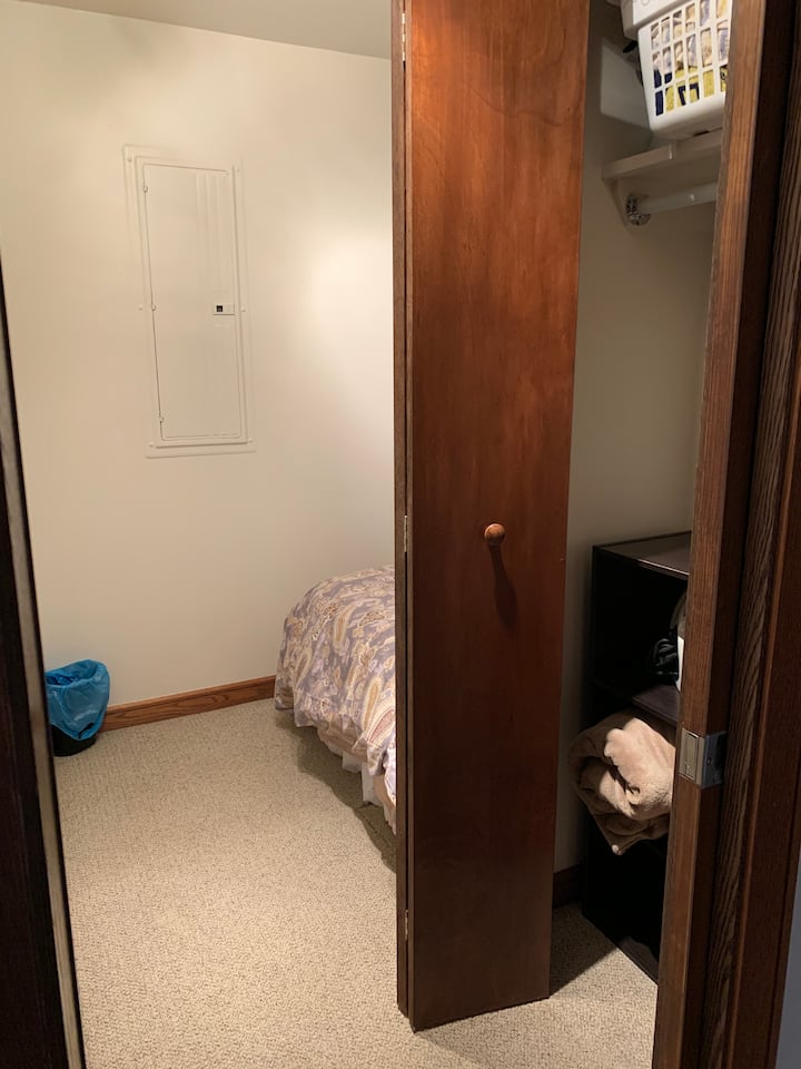 בכניסה לחדר השינה הזוגי יש דלת כיס, ארון עם מקום אחסון ושמיכות נוספות.