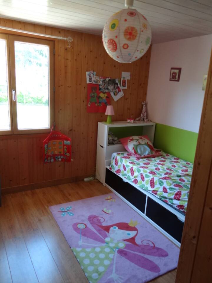 dhomë gjumi 1 krevat tek në 2m