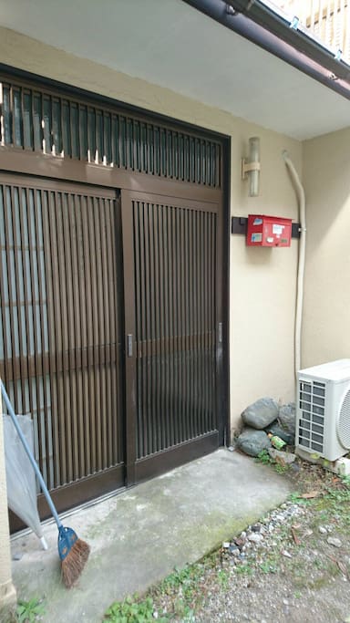 建物の入り口です。赤いポストが目印。
