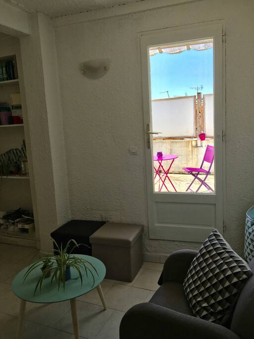 Coin salon donnant sur une petite terrasse