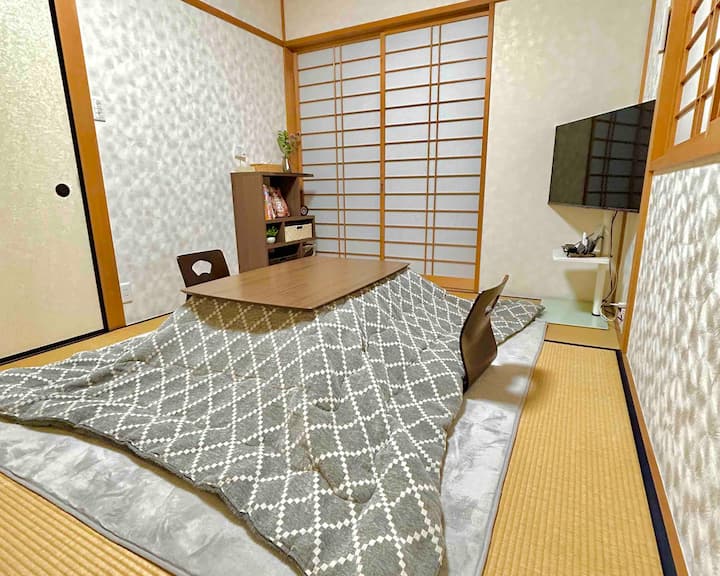 Dhoma e ndenjjes
Në dimër, ka kotatsu