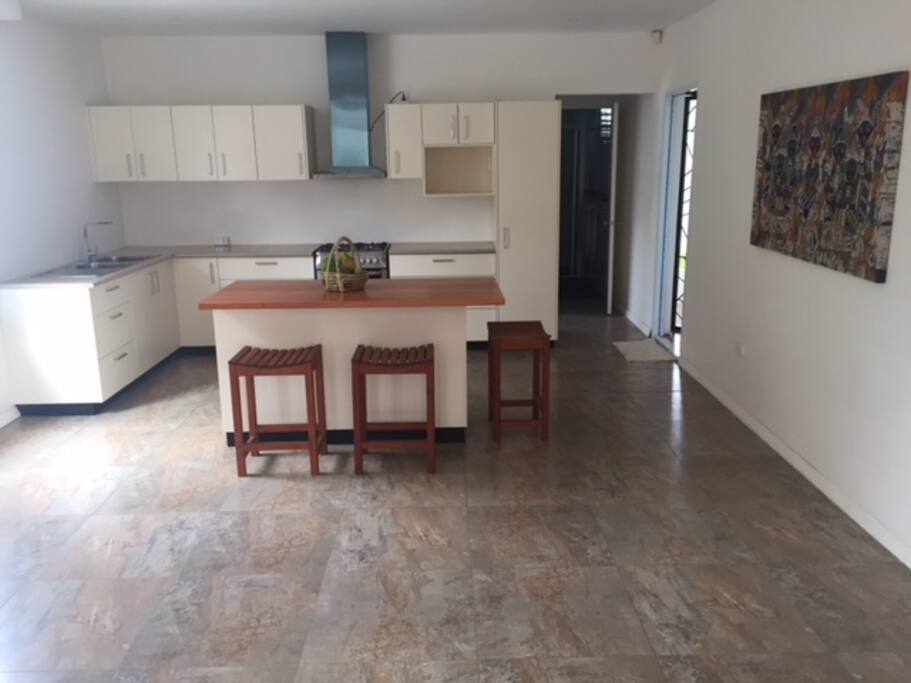 Modern kitchen facilities with lots of natural light - air conditioning
