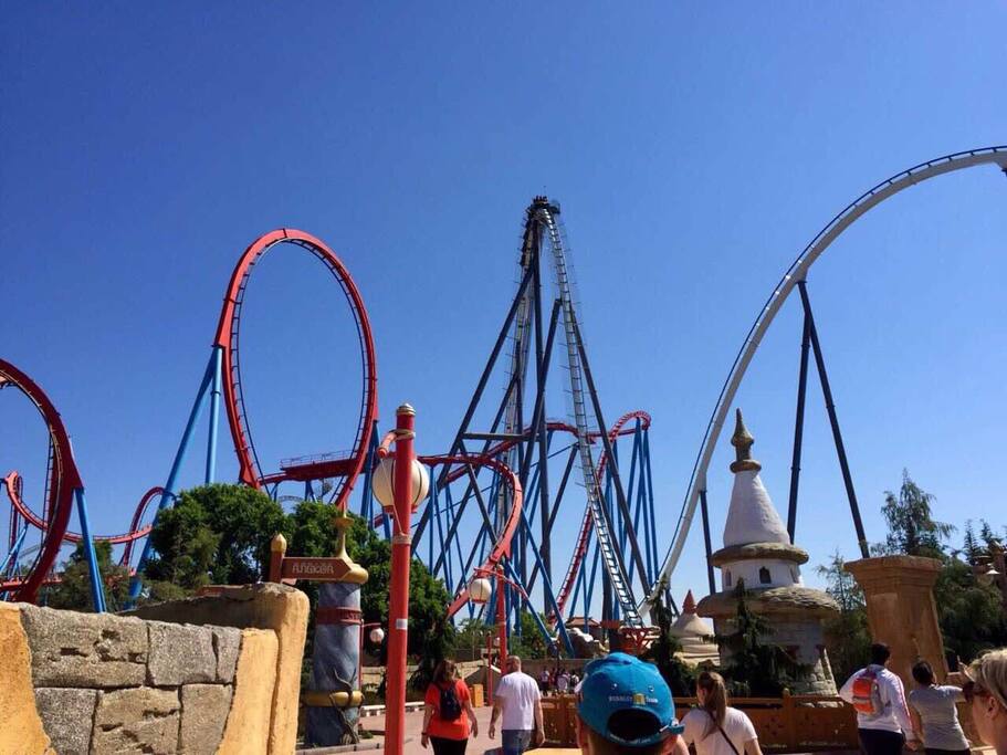 Парк разлечений/ Port Aventura (3 км от квартиры/ 3 km from our apartment)