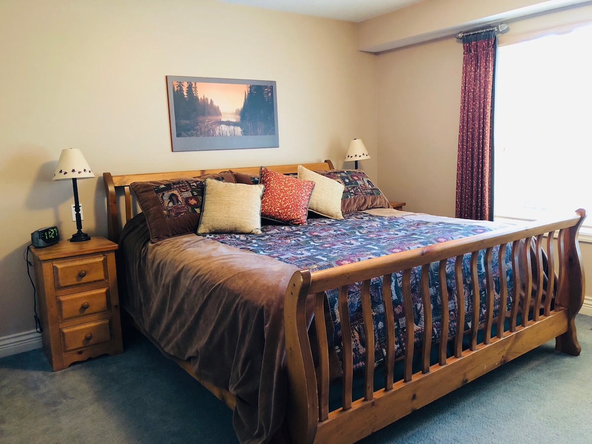 主卧配备加大双人床