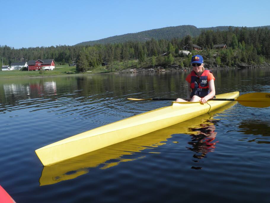 Gården i bakgrunnen
