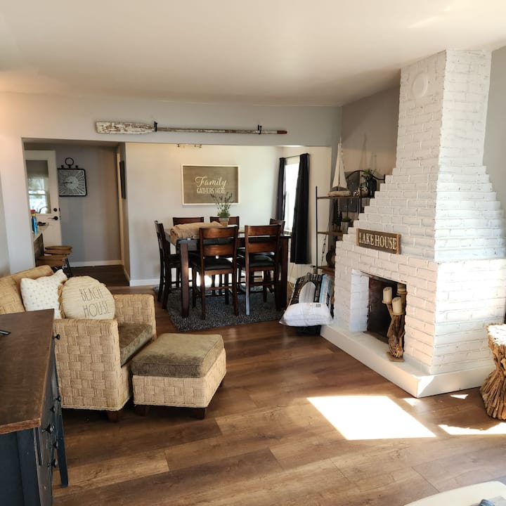 Cottage on Shawano Lake. Directly on the beach. Cottages for Rent in