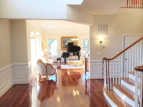 Luxury HUGE 8 Bedroom Villa 15 min to DC Sleeps 27