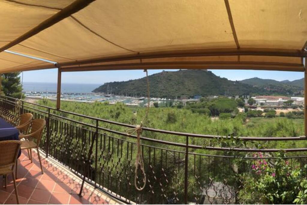 Vista sul porto di Cala Galera