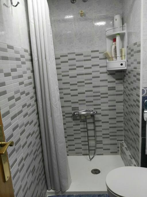 Baño segundo dotado de ducha, wc, y lavavo, con toallas,alfombrilla, gel y champú.