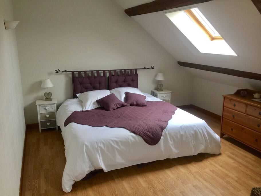 Chambre Gatînaise lit king size pour 2 personnes ou possibilité de deux lits individuels