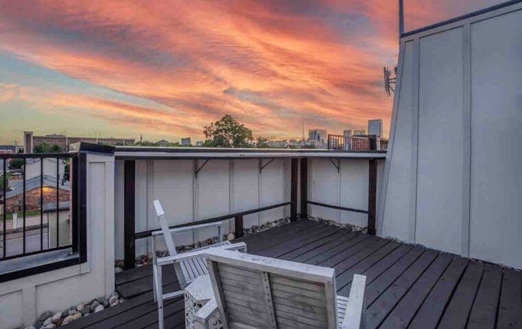 2 Homes w Gameroom + 2 Rooftops gallery image 4