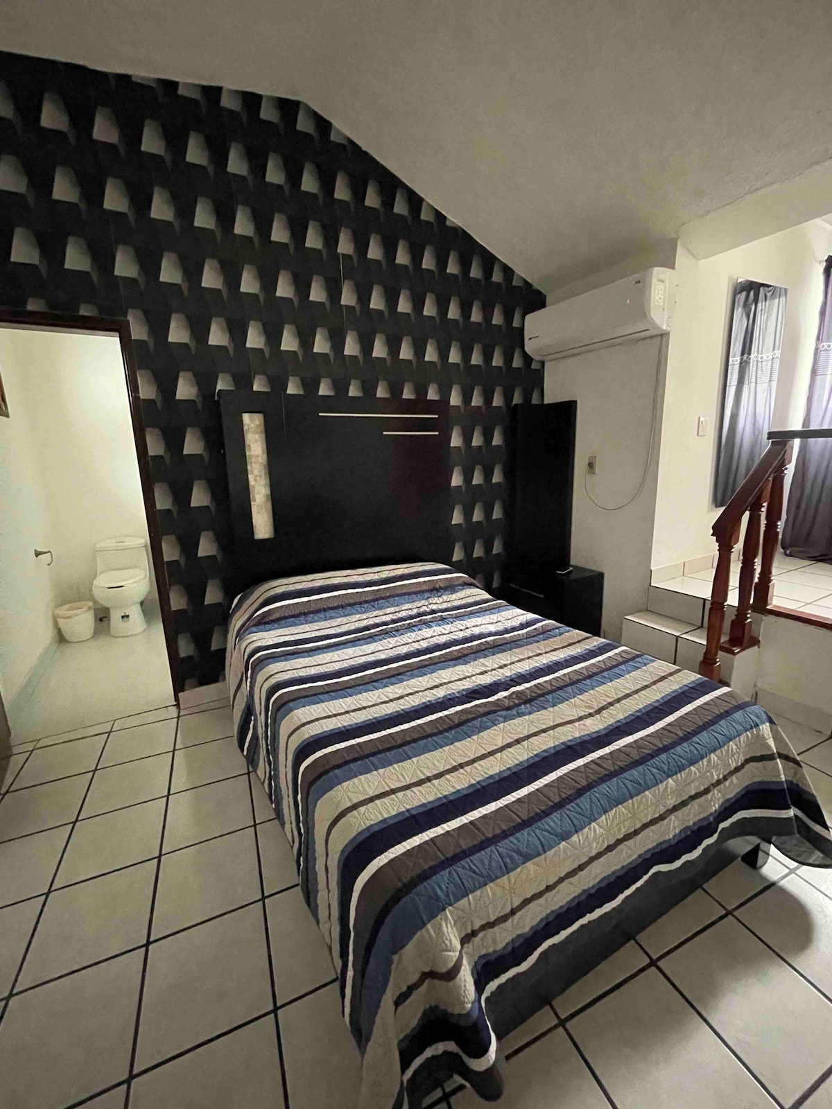 Მთავარი საძინებელი აბაზანა-ტუალეტით. 