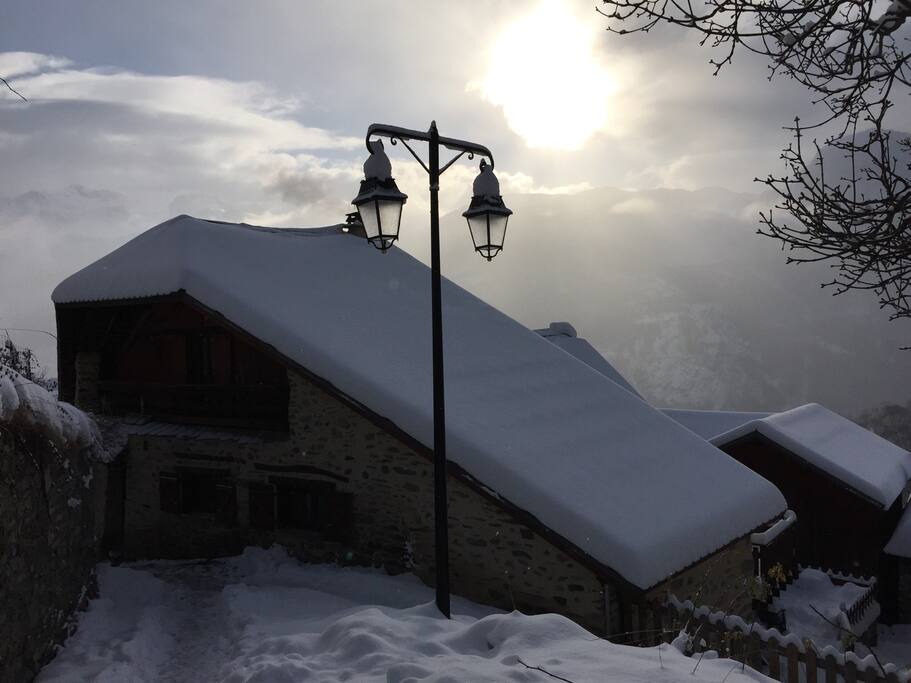Chalet spacieux de 120 m2 habitable avec grande Terrade orientée plein sud avec barbecue.