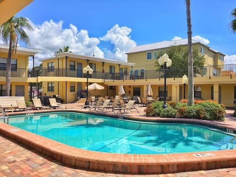 Beach Condo, Heated Pool, 2 Minute Walk to Ocean