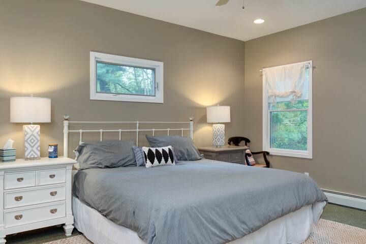 主卧宽敞明亮，配备加州加大双人床、套房、宽敞的步入式衣柜，可欣赏到周围林区的美景