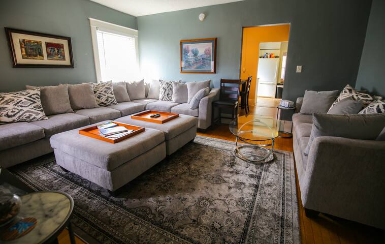 Entire 8BR Historic Mansion in the NE Arts Dist gallery image 4