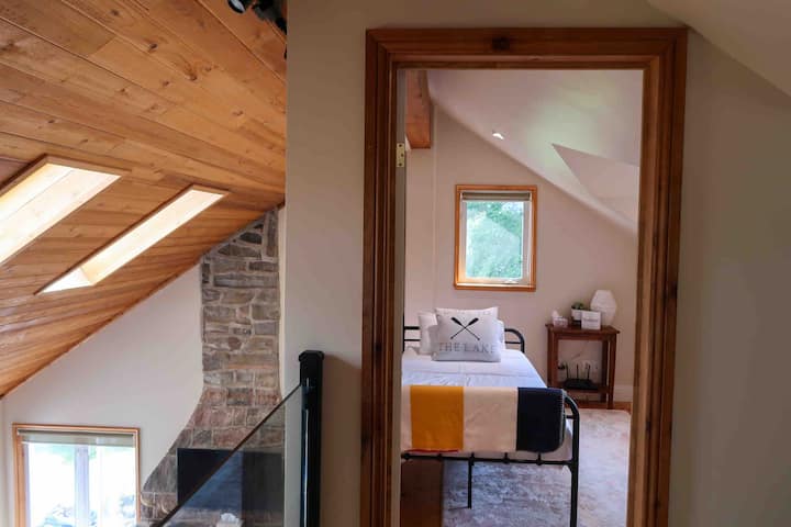 Мала спална соба на горниот кат (двоен кревет и детско креветче на преклопување) 