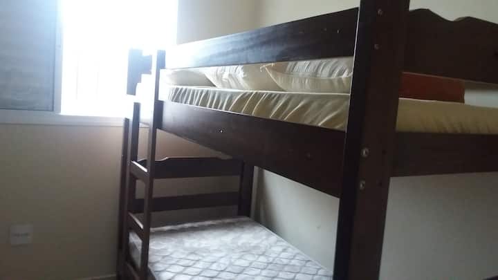 Სხვა ორსართულიანი საწოლი საძინებელში 2 (ზედა სართული)