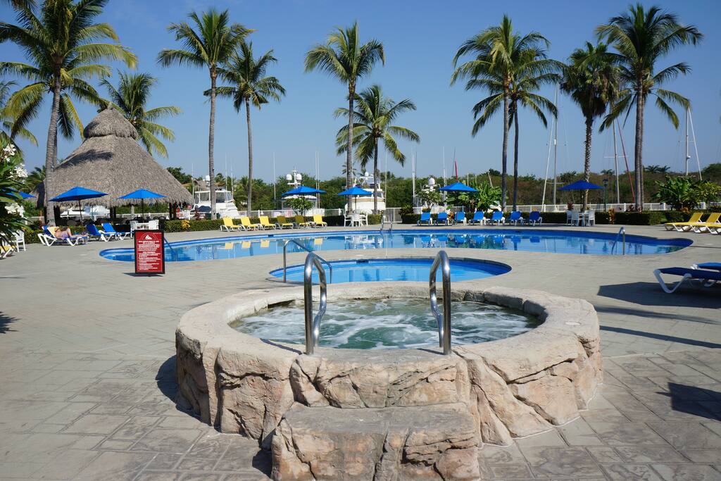 Jacuzzi just a few ft away from pool area / Jacuzzi a unos metros del área de alberca