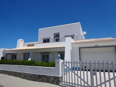 Spacious Villa near to Monte Clérigo Beach