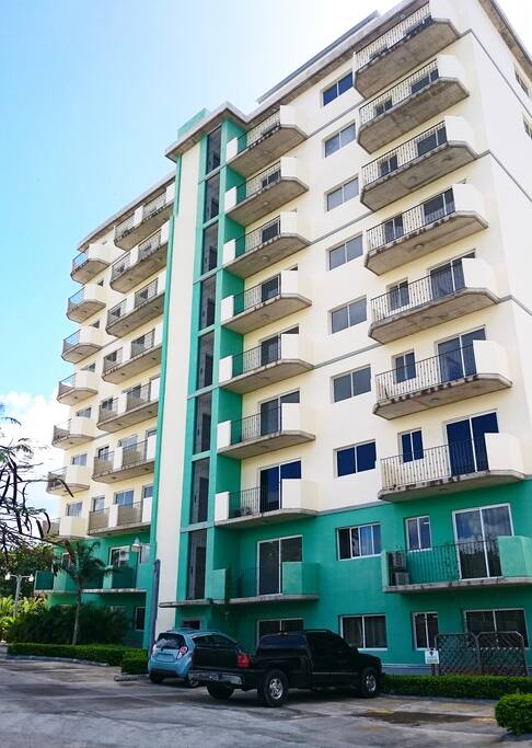 El frente del edificio donde esta el apartamento