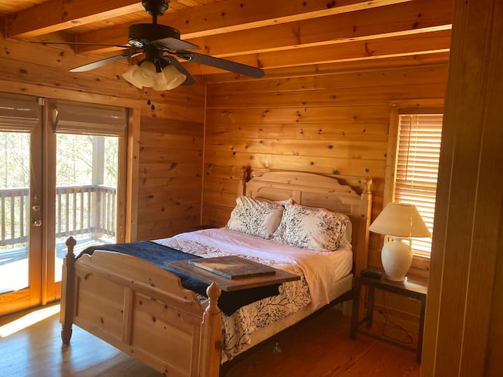 غرفة النوم في المستوى الرئيسي