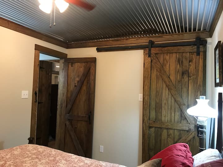 דלתות אסם מותאמות אישית וייחודיות בכל בקתה ... ארון בגודל נחמד בכל בקתה... הישארו יותר זמן ותיהנו מלב טקסס עם כל ההיסטוריה הנפלאה כאן וחנויות פנטסטיות, מוזיאונים, יקבים, כדי שתהיו עסוקים במשך ימים...