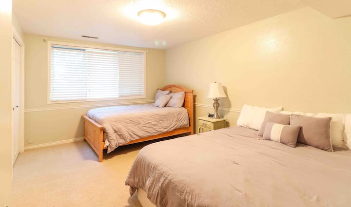 Suterén: Táto izba je prvou izbou, ktorú vidíte pri východe zo schodov suterénu. Je to jediná suterénna miestnosť s oknom . 