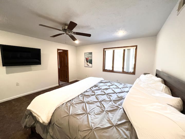 主卧配有加大双人床、大型平板电视和套内卫生间。