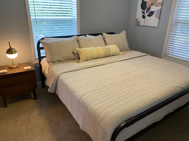 סוויטה ראשית, מיטת קינג סייז, מנורת מגע עם תקע USB, שידה, קולבים, מראה באורך מלא, מאוורר תקרה עם שלט רחוק