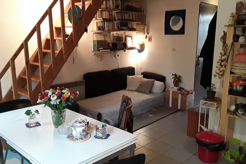 Le coin salon avec un couchage simple