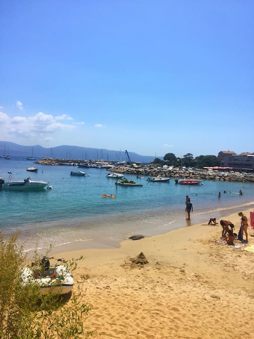 Plage de Porto Pollo à moins de 2KM, avec son port et ses commerces.