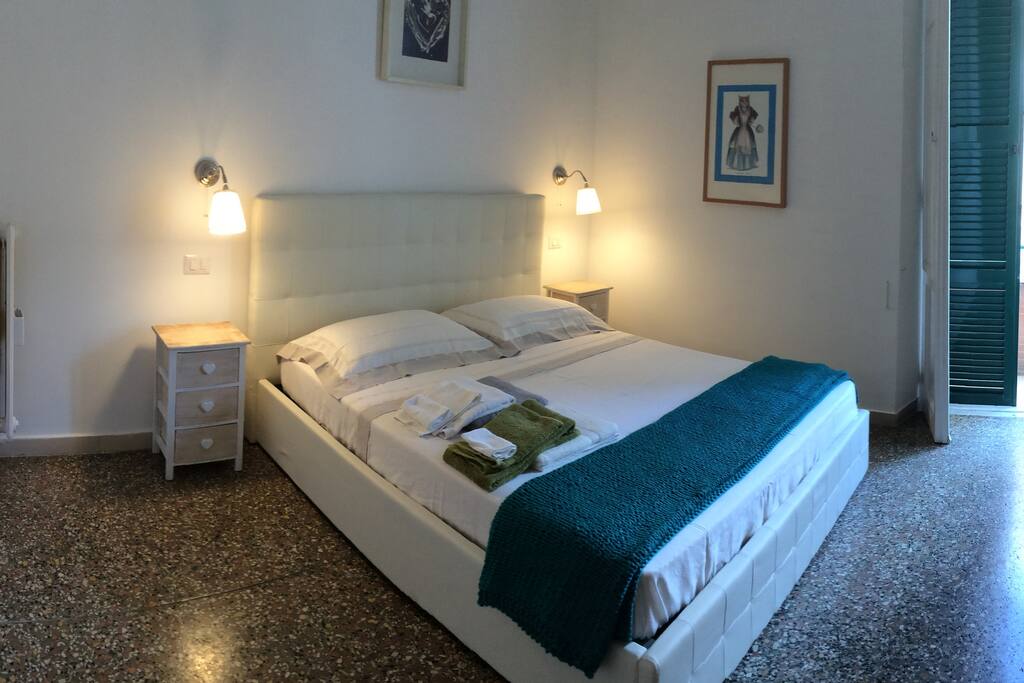 Camera da letto matrimoniale con accesso al balcone. Aria condizionata