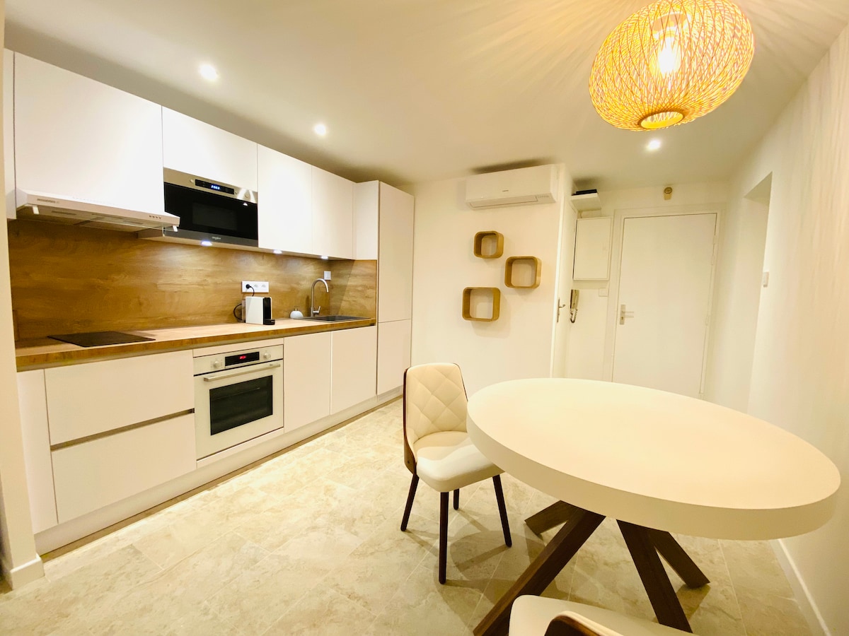 Top performing Airbnb: "Le 21"⭐️⭐️⭐️⭐️, City Center, Private Parking, Netflix in Nîmes