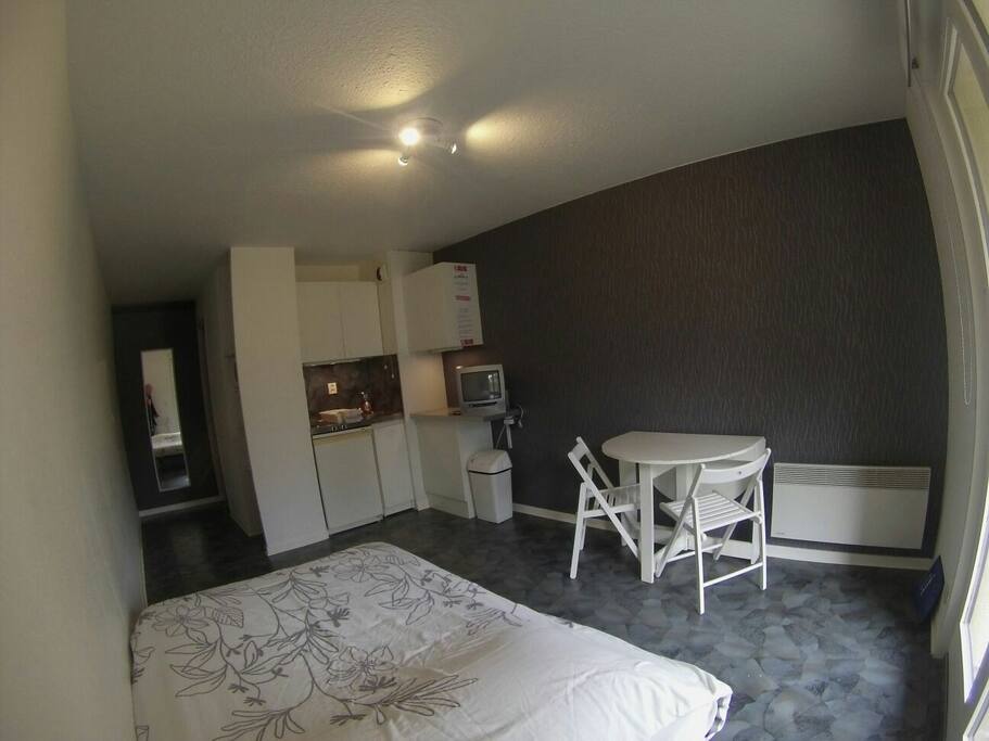 PIECE PRINCIPALE DU STUDIO AVEC VOTRE LIT FAIT POUR VOTRE ARRIVÉE !