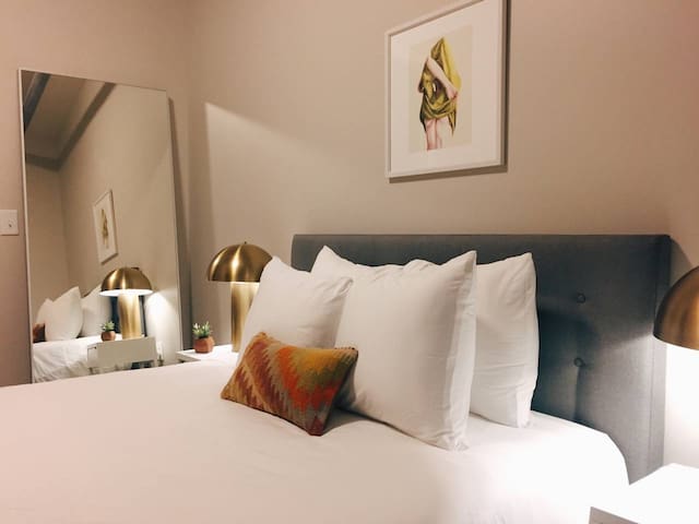 Modern Downtown Loft > WALK to All Nightlife! 401