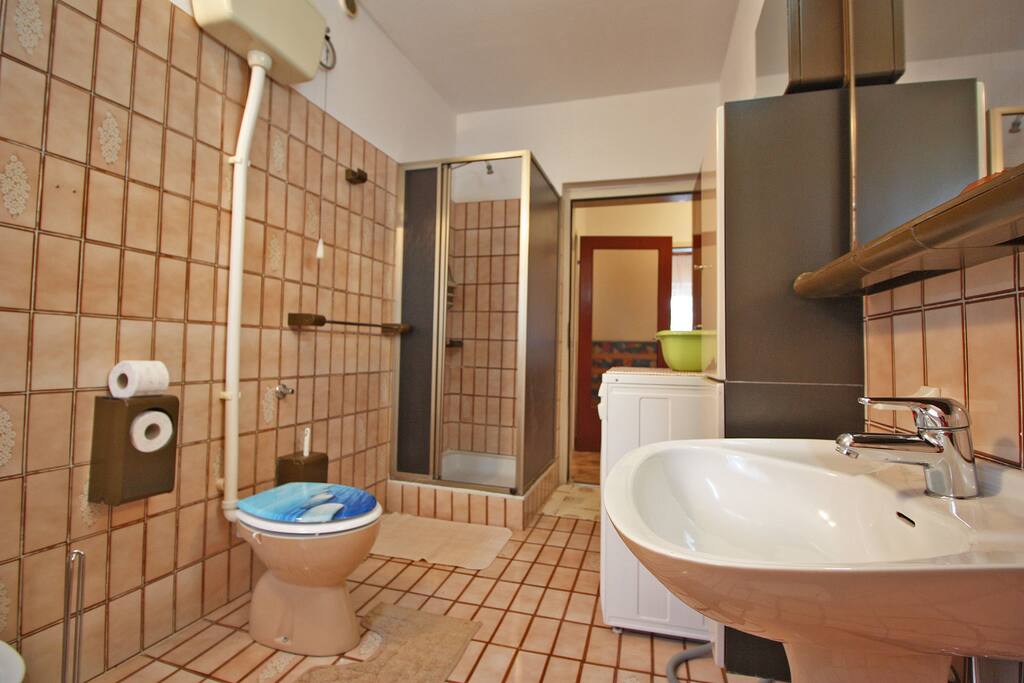 bathroom also with shower