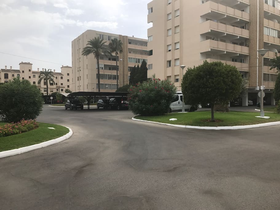 Urbanización del apartamento con plaza de garaje para un coche