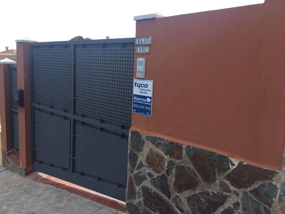 Puerta de entrada desde la calle.