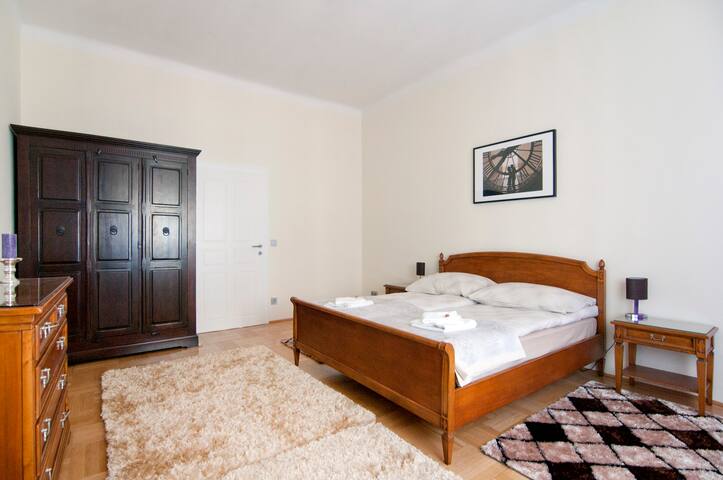 SLEEK, SOPHISTCATED, 77 m2 CITY-CENTER APARTMENT. gallery image 2