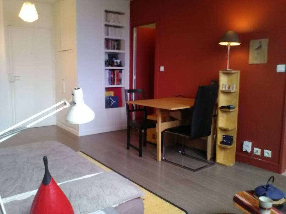 Table dépliante (2 battants) pour travailler ou diner confortablement, bibliothèque.
