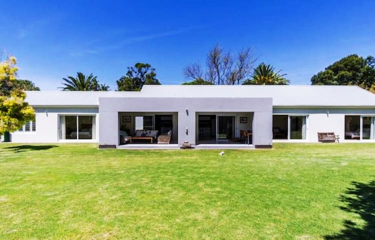 Modern, spacious 2 Bed home and large garden