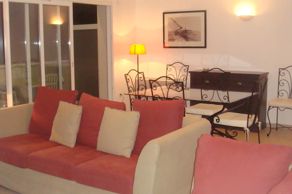 Le salon avec2 canapes,TV,VCR,Wifi