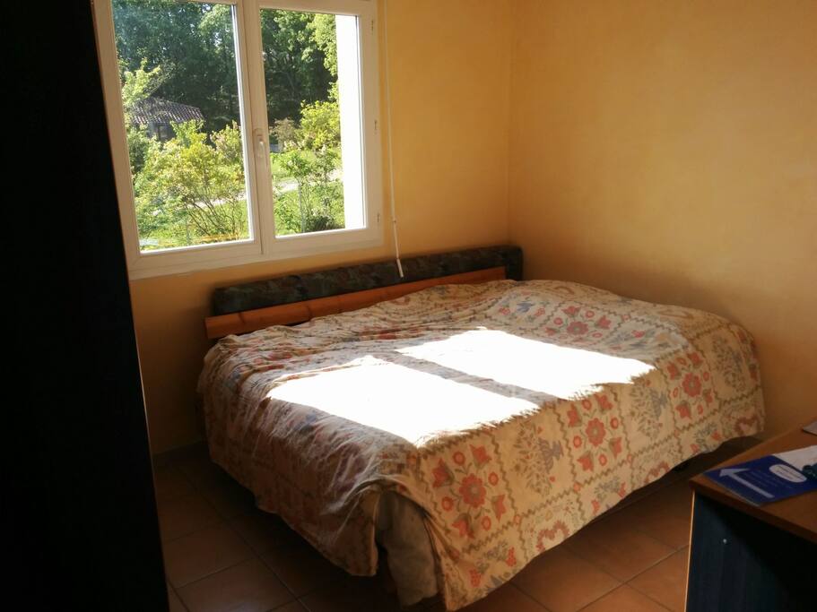 Chambre avec lit double