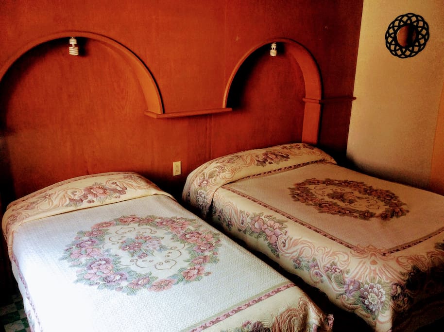 Cuenta con una cama matrimonial y otra indiviaul