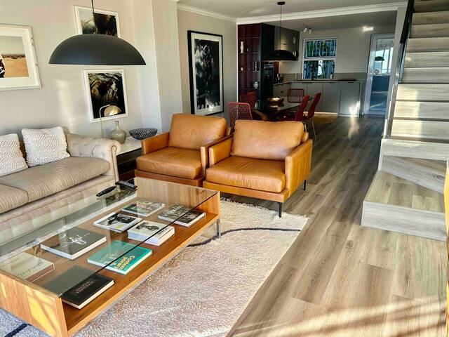 Stylish Waterfront Views ! gallery image 4