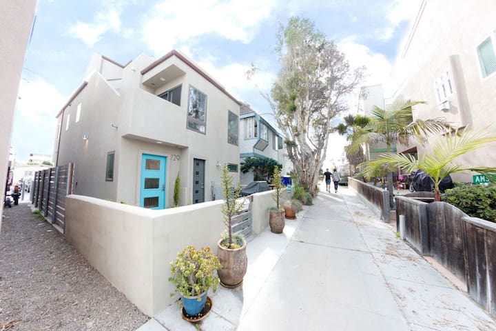 Modern Sandcastle 4bedRM/ 3.5 bath/AC by the Sea gallery image 2