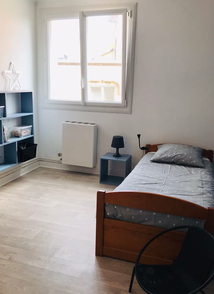 Стая с разтегателно легло, което може да се разгъне, за да се оправят 2 единични легла 