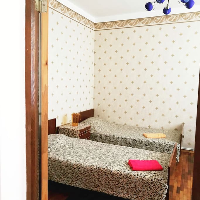 Комната с двумя односпальными кроватями