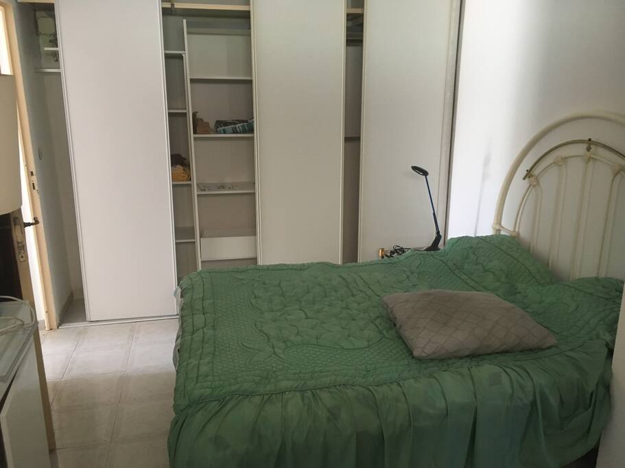 Lit king size avec placard